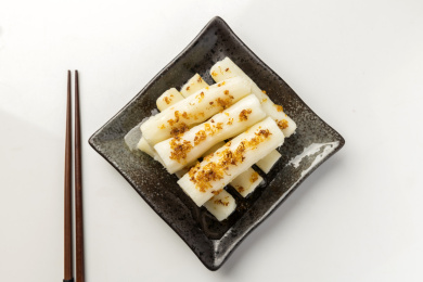 一盘药膳桂花山药摆放在桌面上特写