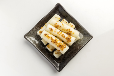 一盘药膳桂花山药摆放在桌面上特写