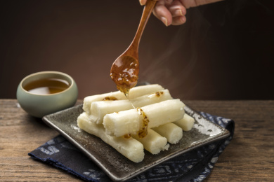 一盘药膳桂花山药摆放在桌面上特写