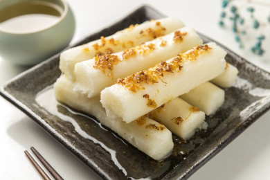 一盘药膳桂花山药摆放在桌面上特写