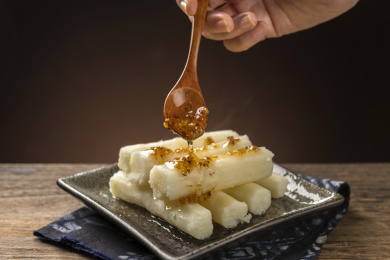一盘药膳桂花山药摆放在桌面上特写