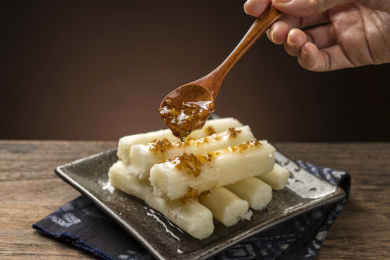 一盘药膳桂花山药摆放在桌面上特写