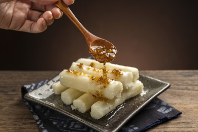 一盘药膳桂花山药摆放在桌面上特写