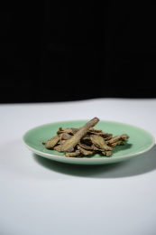 桌面上的盘子里的干三七片