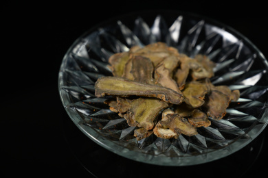 桌面上的盘子里的干三七片