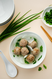 一碗清淡美味的白萝卜牛肉丸汤