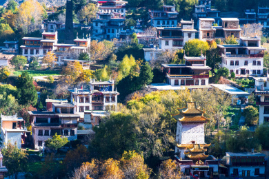 中国四川甘孜州丹巴县中路藏寨秋季风光