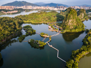 中国广东肇庆七星岩风景区自然风光和游船航