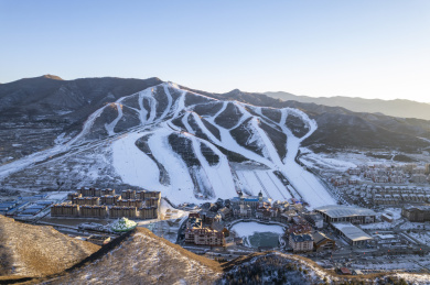 冬天航拍滑雪小镇风景
