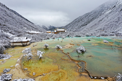 四川阿坝咋组羌族自治州黄龙风景区