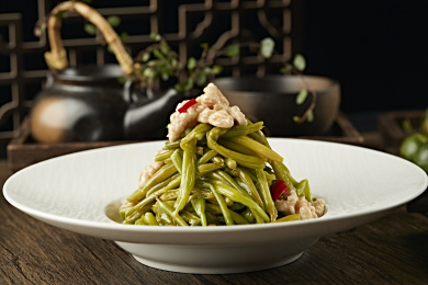 浇汁桃仁鲜黄花菜