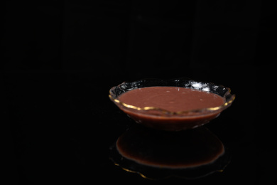 桌面上的碗里的美味可口的红豆泥