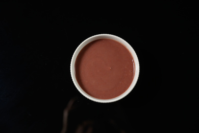 桌面上的碗里的美味可口的红豆泥