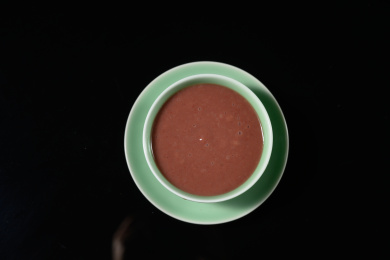 桌面上的碗里的美味可口的红豆泥