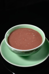 桌面上的碗里的美味可口的红豆泥