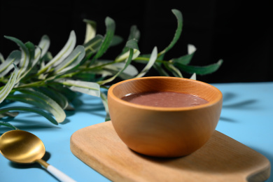 桌面上的碗里的美味可口的红豆泥