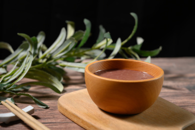 桌面上的碗里的美味可口的红豆泥