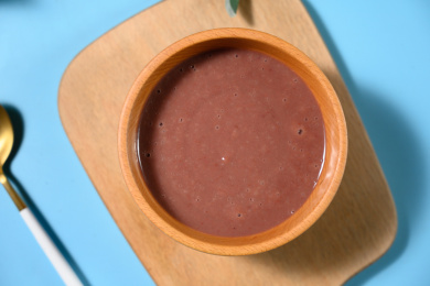 桌面上的碗里的美味可口的红豆泥