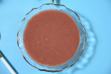 桌面上的碗里的美味可口的红豆泥