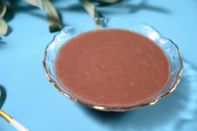 桌面上的碗里的美味可口的红豆泥