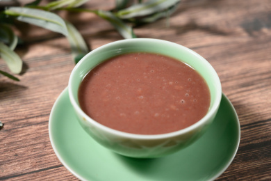 桌面上的碗里的美味可口的红豆泥