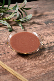 桌面上的碗里的美味可口的红豆泥