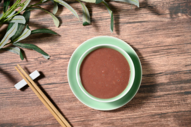 桌面上的碗里的美味可口的红豆泥