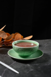 桌面上的碗里的美味可口的红豆泥