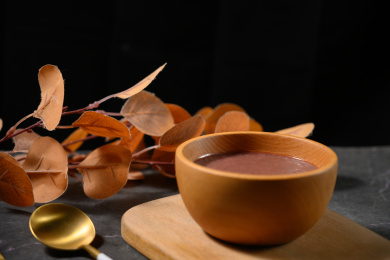 桌面上的碗里的美味可口的红豆泥