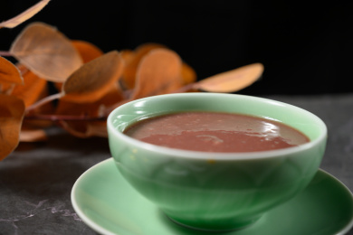 桌面上的碗里的美味可口的红豆泥