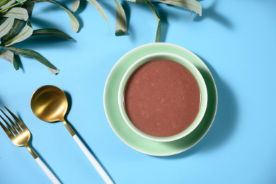 桌面上的碗里的美味可口的红豆泥