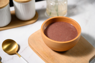 桌面上的碗里的美味可口的红豆泥