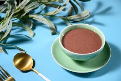 桌面上的碗里的美味可口的红豆泥