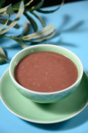 桌面上的碗里的美味可口的红豆泥