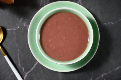 桌面上的碗里的美味可口的红豆泥