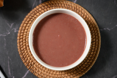 桌面上的碗里的美味可口的红豆泥