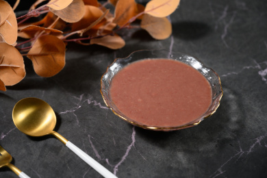 桌面上的碗里的美味可口的红豆泥