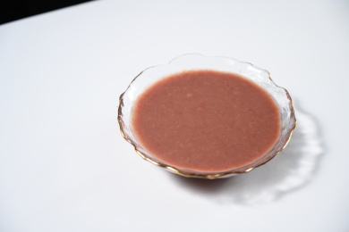 桌面上的碗里的美味可口的红豆泥