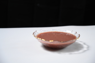 桌面上的碗里的美味可口的红豆泥