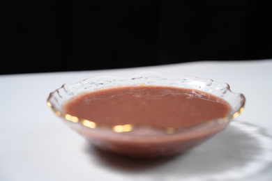 桌面上的碗里的美味可口的红豆泥