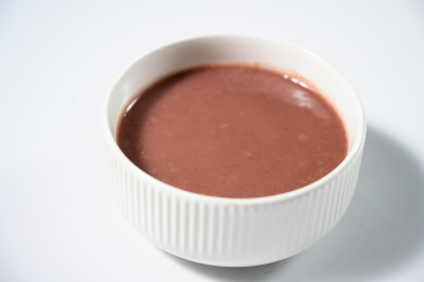 桌面上的碗里的美味可口的红豆泥