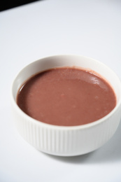 桌面上的碗里的美味可口的红豆泥