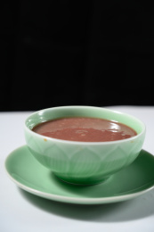 桌面上的碗里的美味可口的红豆泥