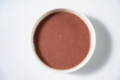 桌面上的碗里的美味可口的红豆泥