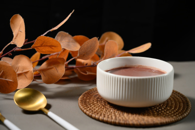 桌面上的碗里的美味可口的红豆泥