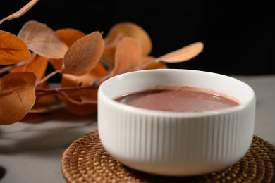 桌面上的碗里的美味可口的红豆泥