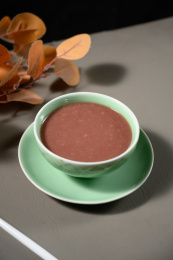 桌面上的碗里的美味可口的红豆泥