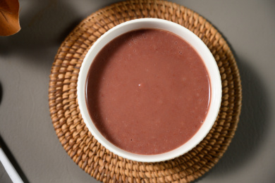 桌面上的碗里的美味可口的红豆泥