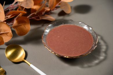 桌面上的碗里的美味可口的红豆泥