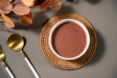 桌面上的碗里的美味可口的红豆泥